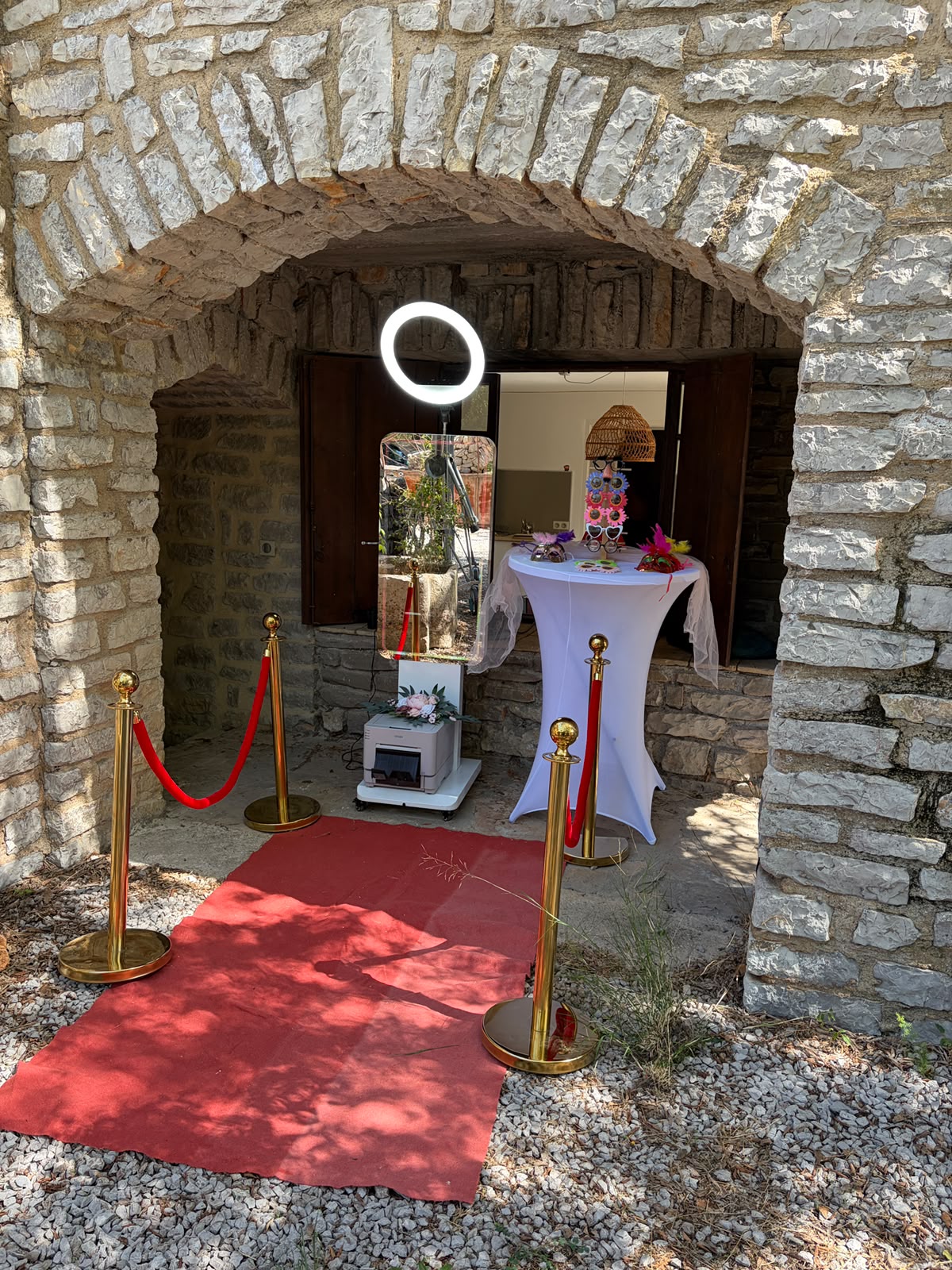 Photobooth miroir installé dans un mas en pierre pour un mariage en Hérault