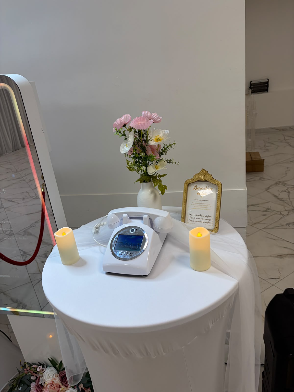 Livre d'or vidéo avec téléphone rétro blanc et bougies pour mariage