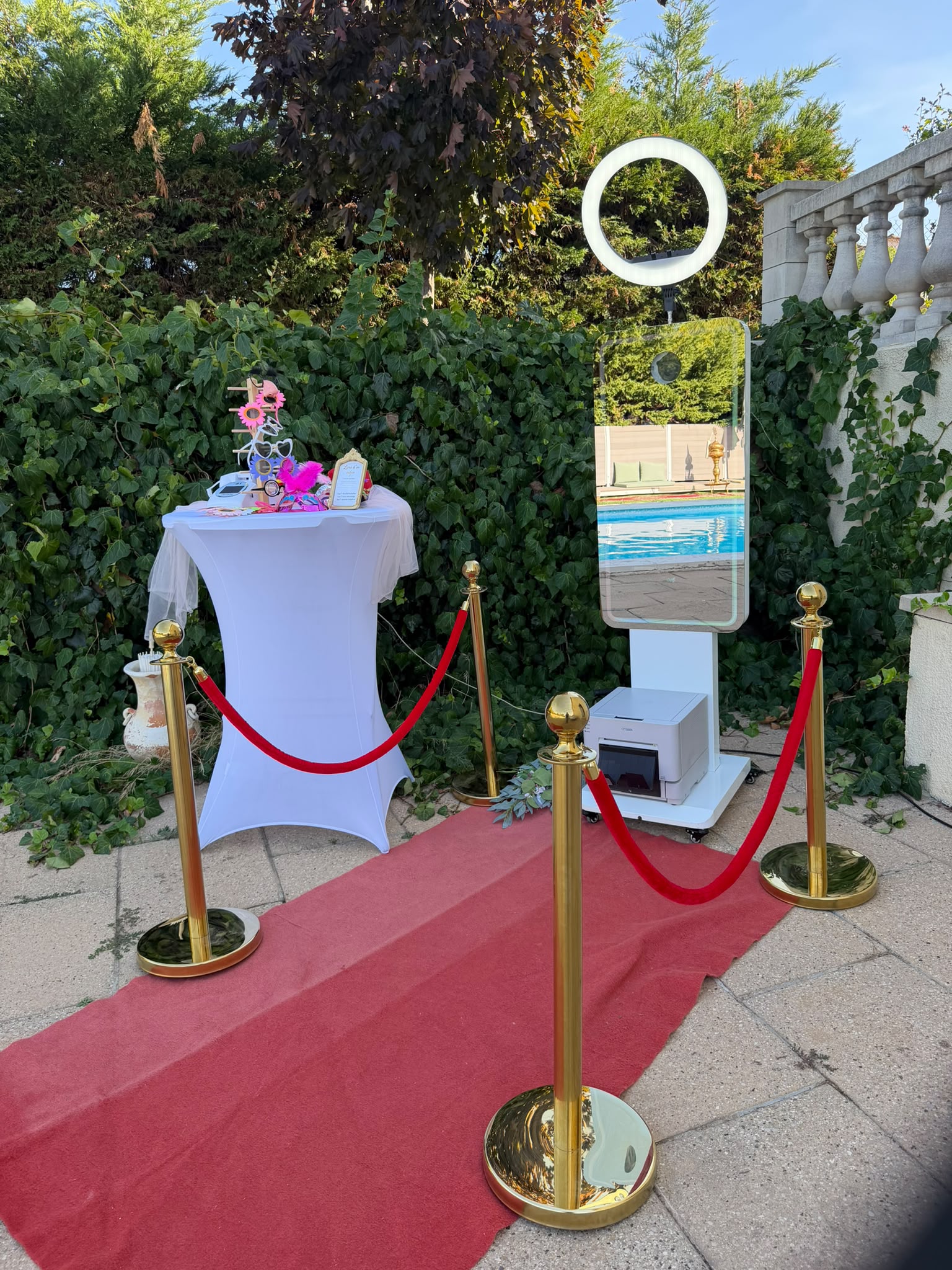 Photobooth miroir avec ring light, tapis rouge et accessoires pour mariage